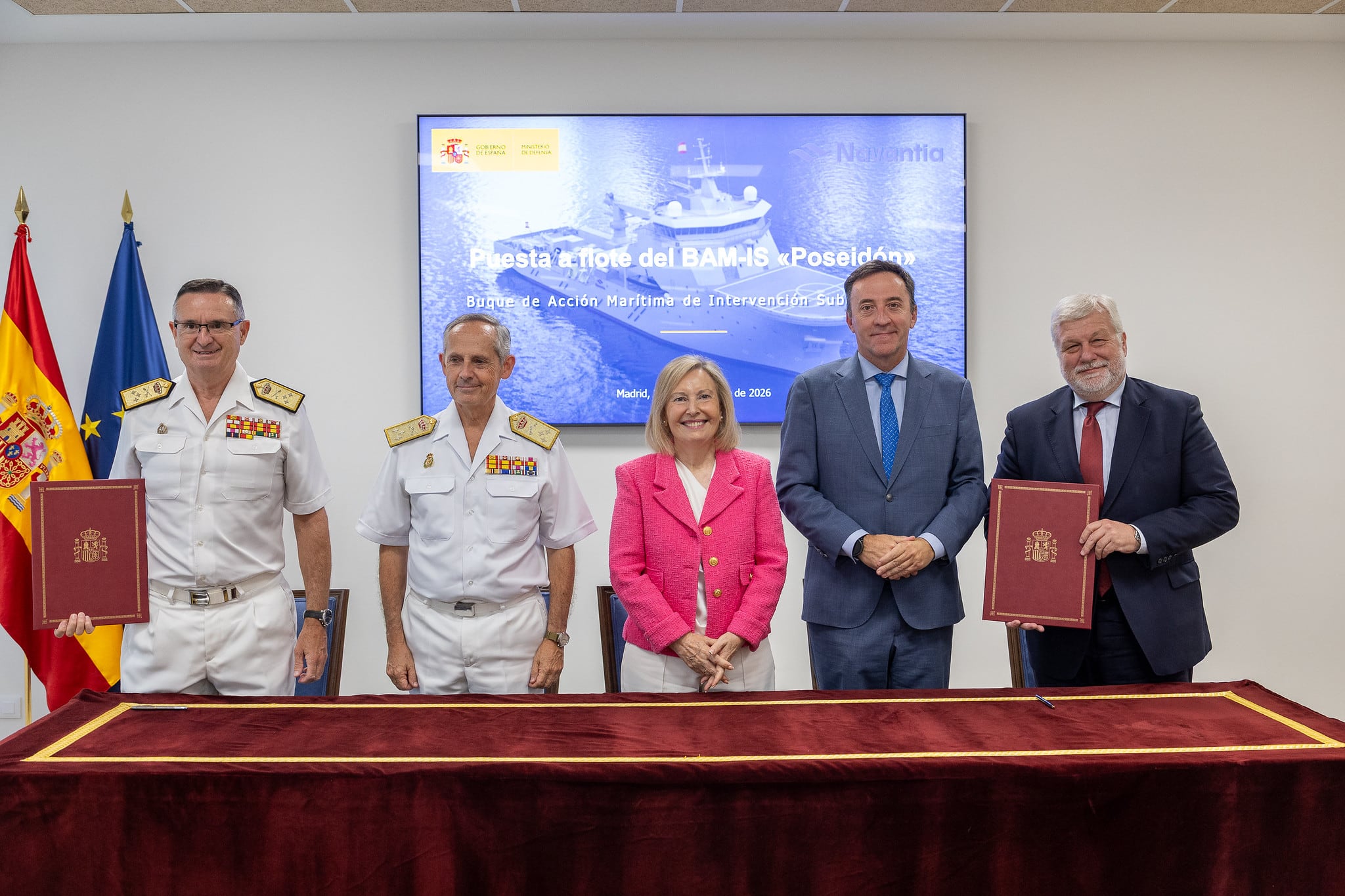 Representantes del Ministerio de Defensa y de Navantia presentan el acuerdo para la puesta a flote del buque BAM-IS Poseidón en Madrid. (Marco Romero/MDE)