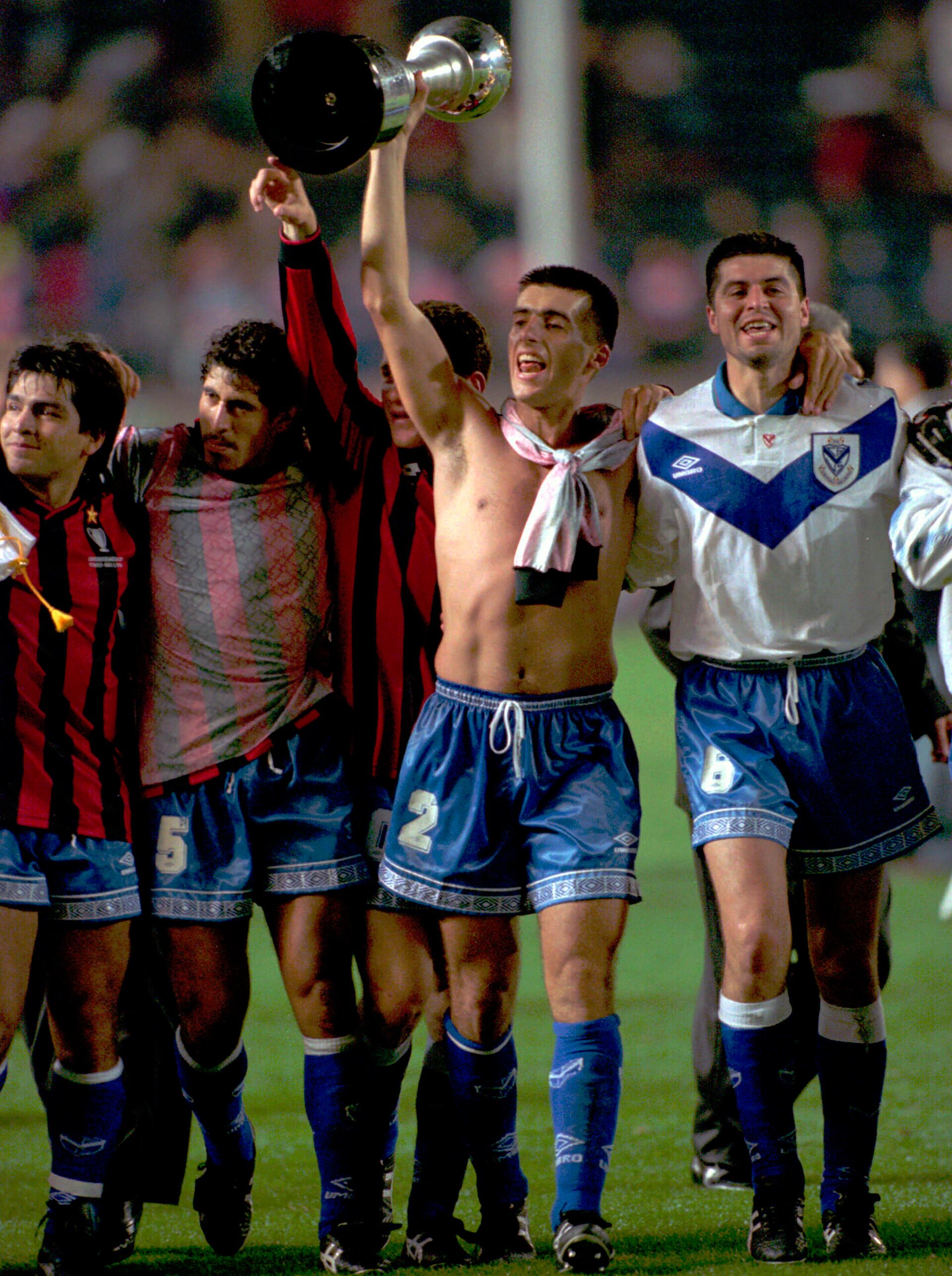 Una imagen que quedó en la historia de Vélez. Roberto Trotta con la Copa Intercontinental en Japón. A su lado, Víctor Sotomayor, Marcelo Gómez y Raúl Cardozo (Gentileza: Prensa Vélez Sarsfield)