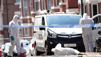 Los oficiales forenses de la