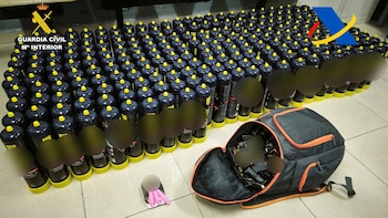 La Guardia Civil interviene en Melilla 235 botellas del "gas de la risa" en un vehículo procedente de Málaga