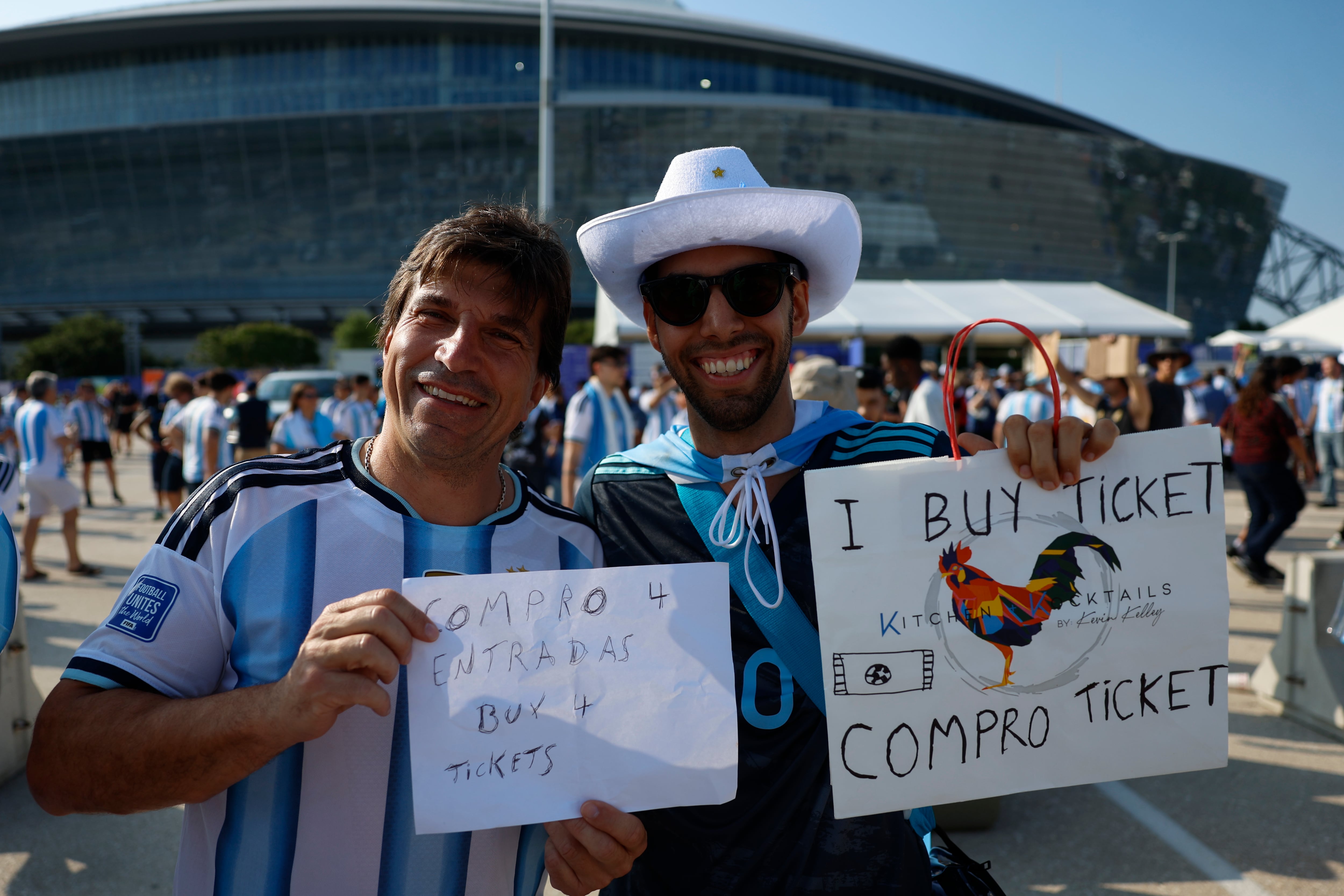 Aficionados argentinos antes del partido del Mundial 2026 entre Argentina y Austria, este lunes en Arlington, Texas. EFE/Mariscal