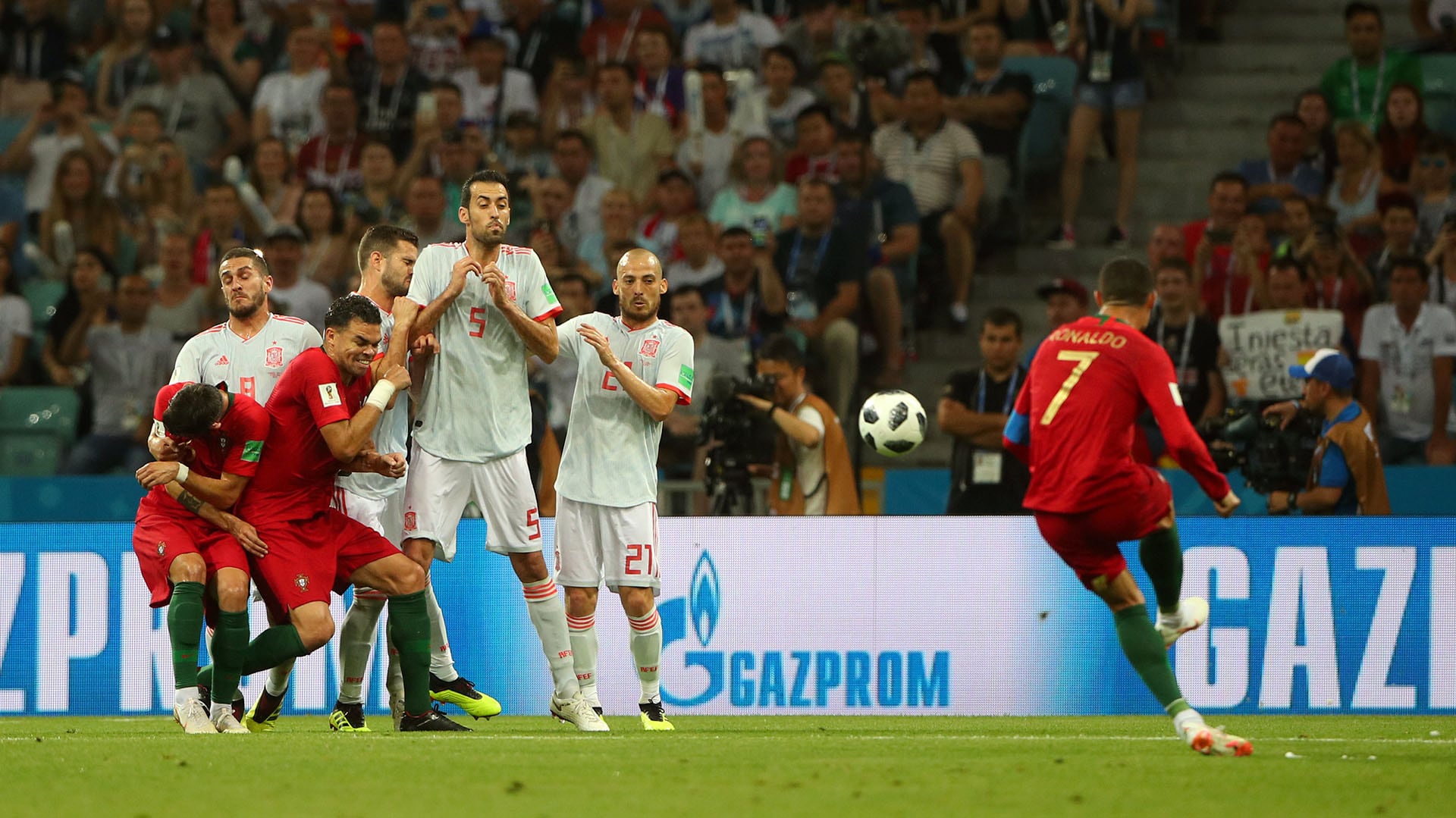 Cristiano Ronaldo anota el tercer gol de Portugal ante España en 2018 (REUTERS/Hannah McKay)