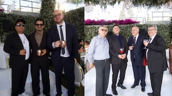 Composición de dos fotografías con siete hombres vestidos formalmente que sostienen bebidas durante una recepción al aire libre