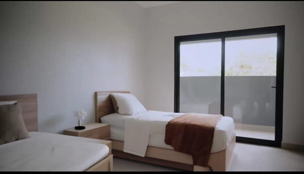 El centro cuenta con un hotel de 40 habitaciones, cuatro adaptadas para personas con discapacidad. Captura de video