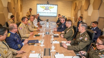 El ministro de Defensa Carlos Antonio Fernández Onofre recibió a una delegación del Comando Sur de los Estados Unidos encabezada por Evan Pettus. (Foto cortesía Ministerio Defensa)