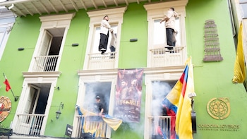 Récord mundial de ilusionismo: colombianos superan marca Guinness de levitación en espacio público