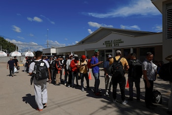 Honduran migrants deported from the United States wait in line to board a bus at the Center for Attention to Returned Migrants, in San Pedro Sula, Honduras January 30, 2025. REUTERS/Yoseph Amaya