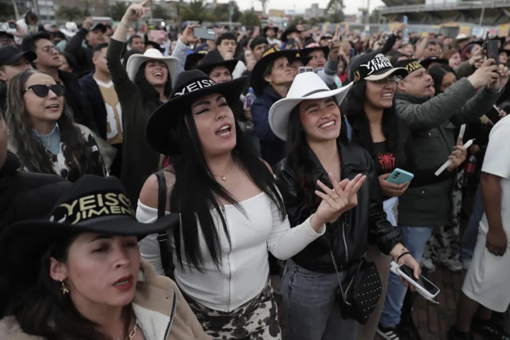 Los fans del artista han acompañado los diferentes actos en honor al artista - crédito Carlos Ortega/EFE