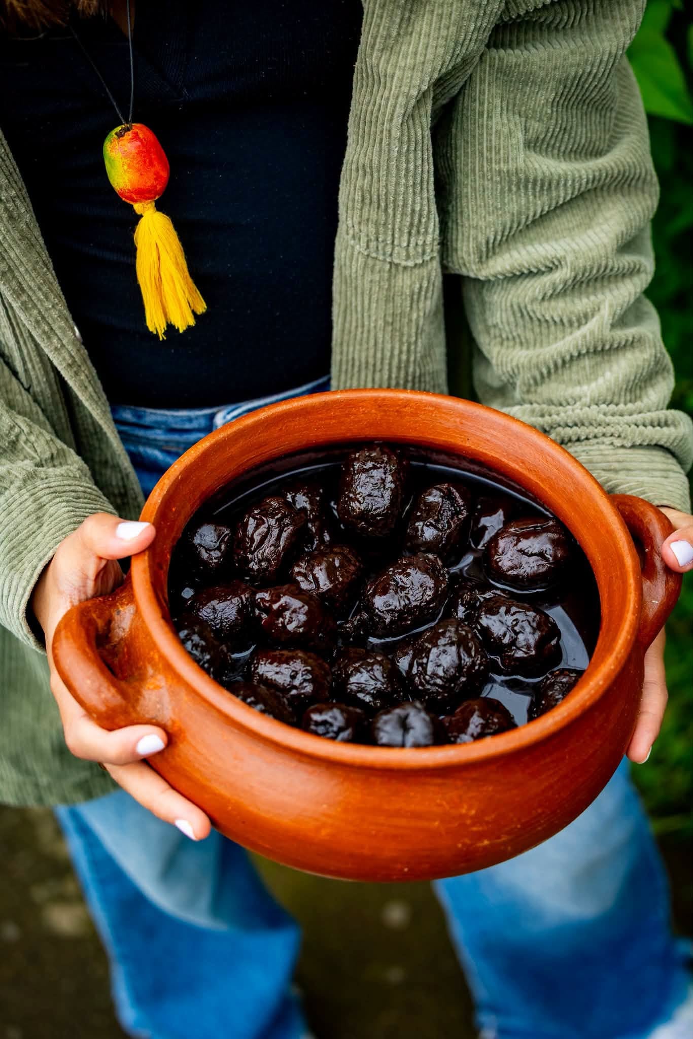 El jocote cocido en miel de panela es una de las preparaciones preferidas de los salvadoreños, aunque suele elaborarse principalmente en Semana Santa (Foto cortesía ISTU)