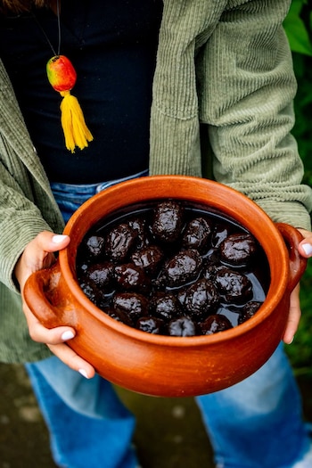 El jocote cocido en miel de panela es una de las preparaciones preferidas de los salvadoreños, aunque suele elaborarse principalmente en Semana Santa (Foto cortesía ISTU)