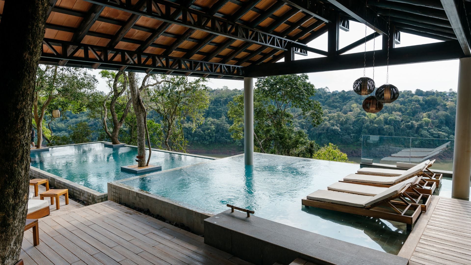 Yvaga Bar completa la propuesta con vistas privilegiadas al río Iguazú, coctelería de autor y gastronomía de fusión regional (Loi Suites)