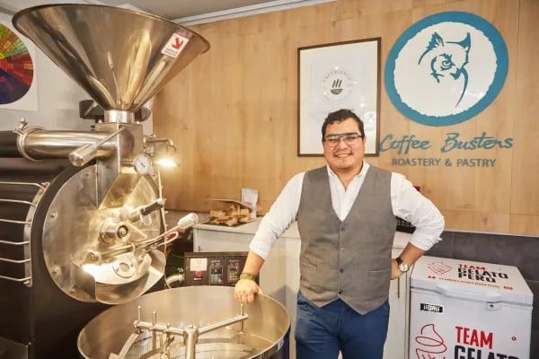 Óscar Medina fundó la cafetería en plena pandemia para crear un espacio libre de bullying y con oportunidades laborales reales.