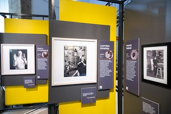 Paneles amarillos y grises en un recinto presentan tres fotografías en blanco y negro con cédulas informativas sobre artistas mexicanos