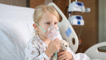 Aumentan hospitalizaciones de niños por infecciones respiratorias en Costa Rica y Salud pide reforzar medidas de prevención