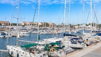Muere una mujer estadounidense tras caer al agua en un puerto de Tarragona: su acompañante se lanzó al mar para rescatarla