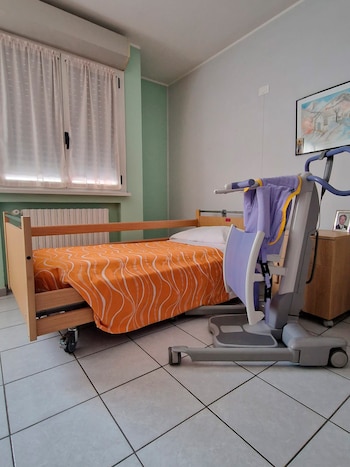 La tecnología para facilitar el trabajo de los cuidadores. Existen sistemnas para levantar a la persona de la cama y colocarla en la silla de ruedas