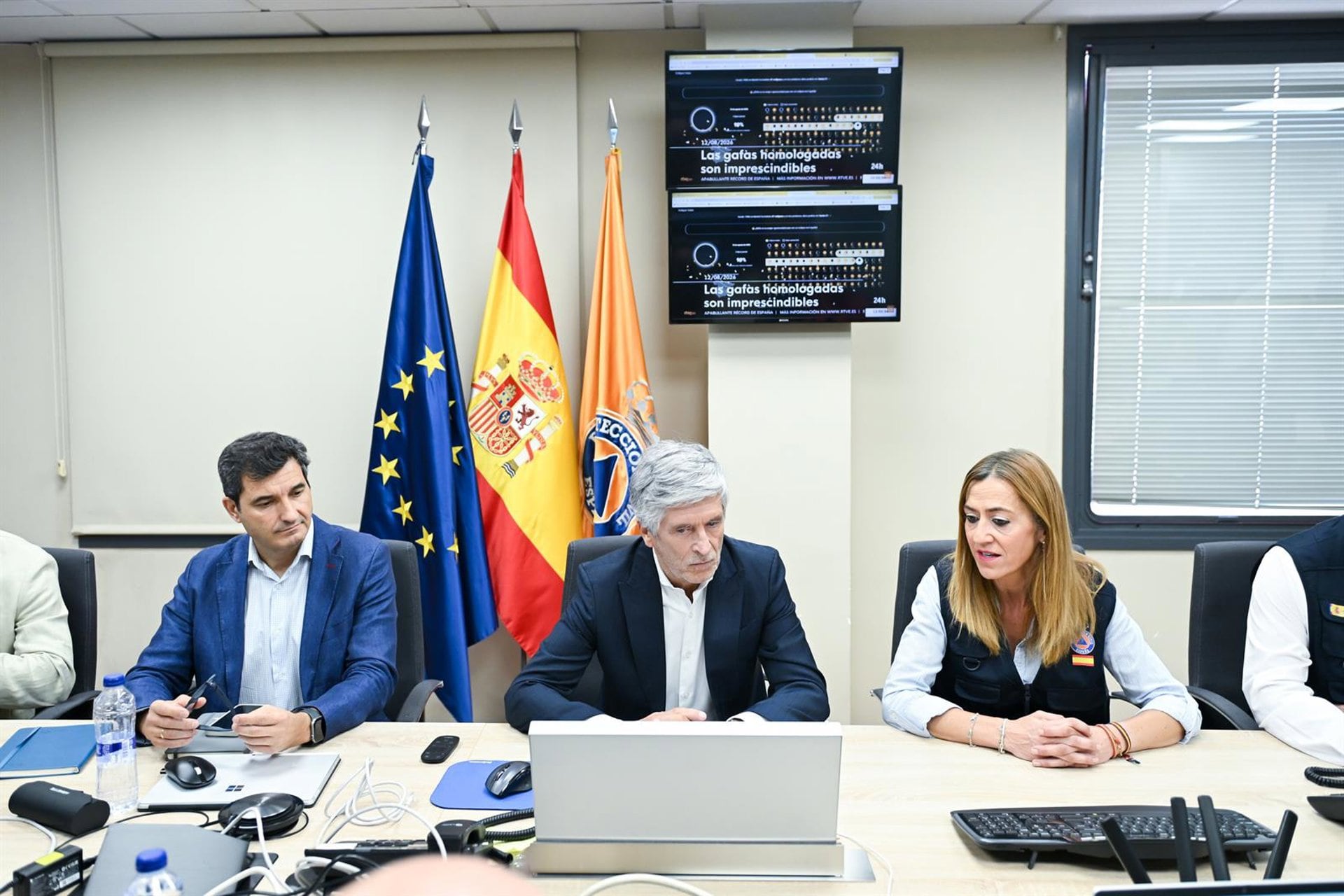 12/08/2026 El ministro del Interior, Fernando Grande-Marlaska (c), atiende a los medios de comunicación antes de una reunión telemática con motivo del eclipse total, en la Secretaría General de Protección Civil y Emergencias, a 12 de agosto de 2026, en Madrid (España). Marlaska mantiene una reunión telemática con los responsables de Protección Civil de las comunidades y ciudades autónomas, así como con responsables de la Agencia Española de Meteorología (AEMET), ante el eclipse total que sucederá esta tarde.POLITICA Gustavo Valiente - Europa Press