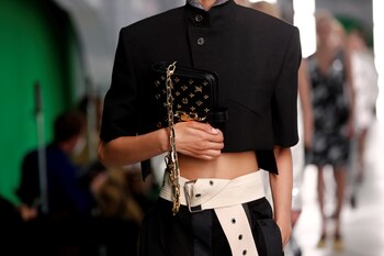 El diseñador Nicolas Ghesquiere, director creativo de Louis Vuitton, presentó la colección de primavera-verano 2021. Las carteras con el logotipo de la marca no dejaron de estar presente en la nueva línea