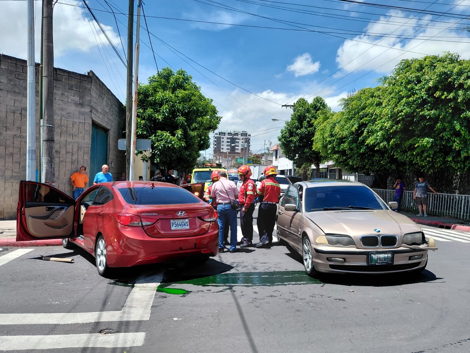 Dos adultos mayores resultaron heridos en un accidente de tránsito en la 14 Avenida y 10a. Calle de la zona 11 de la Ciudad de Guatemala. (Bomberos Municipales)