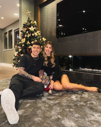 Lisandro Martínez y su pareja