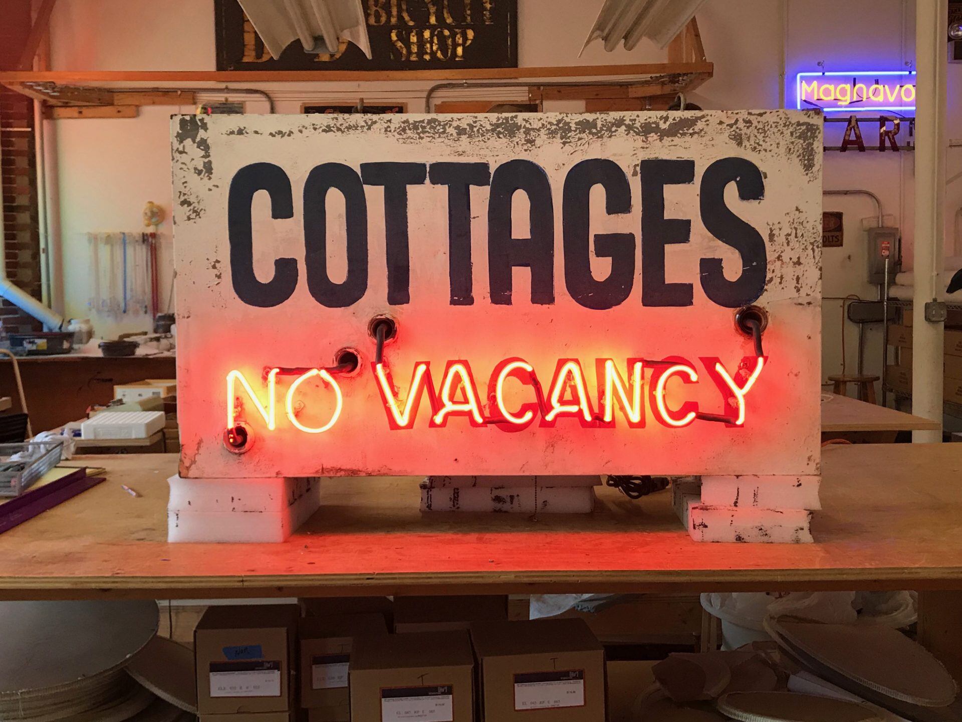 Un cartel clásico de los años 50 vuelve a brillar tras su restauración en el taller de Atlantic Neon Sign & Art Company, reflejando el auge global por rescatar piezas históricas.