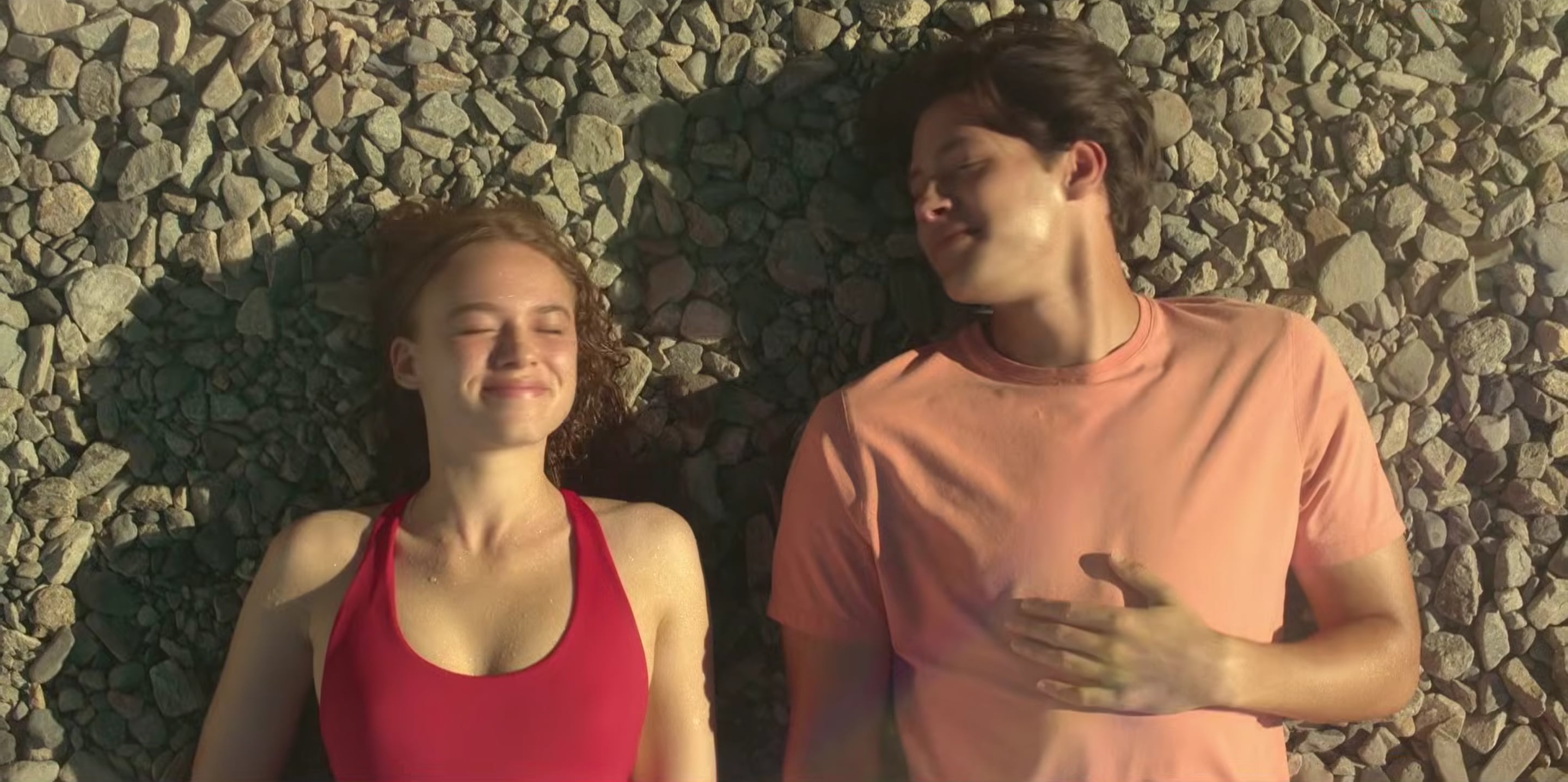 El elenco principal de 'Cada año que pasé contigo' incluye a Sadie Soverall y Matt Cornett, respaldados por rostros populares de dramas y musicales juveniles. (Prime Video)