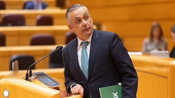 Vox pierde un senador tras