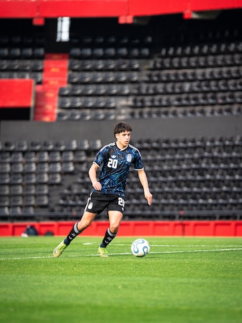Joaquín Reinoso posa con la ropa de la selección argentina. El delantero, categoría 2011, juega en Vélez y nación en Nueva Zelanda (Instagram @joacoreinoso21)