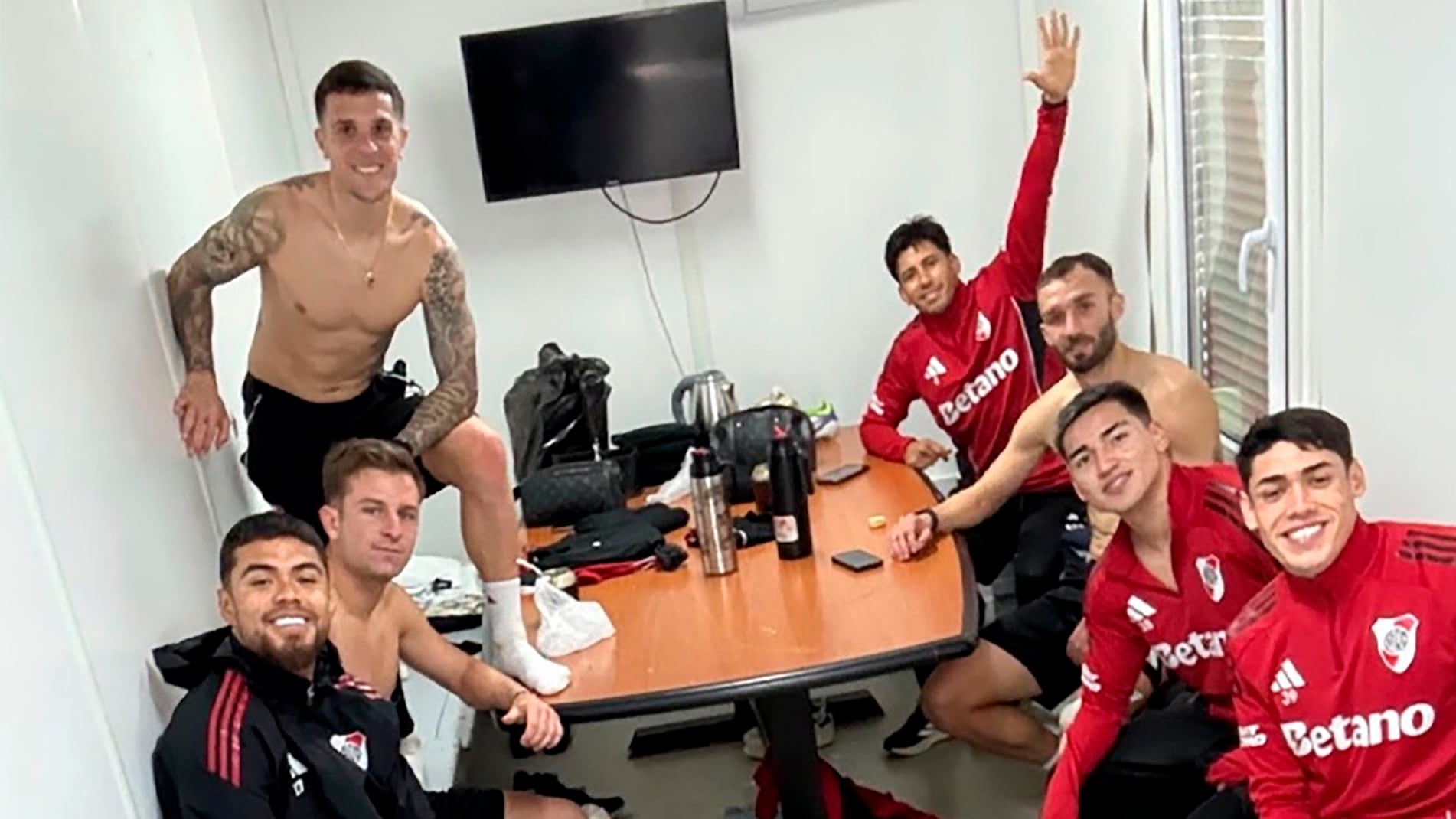 Fabricio Bustos y Matías Viña, los únicos futbolistas que continúan apartados de River Plate
