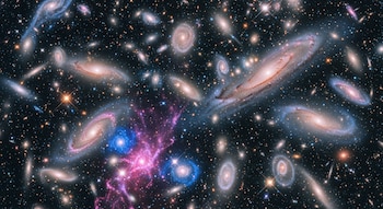 Imagen del espacio profundo con cientos de galaxias espirales y elípticas de tonos rosados y azules, estrellas y formaciones nebulosas púrpuras.