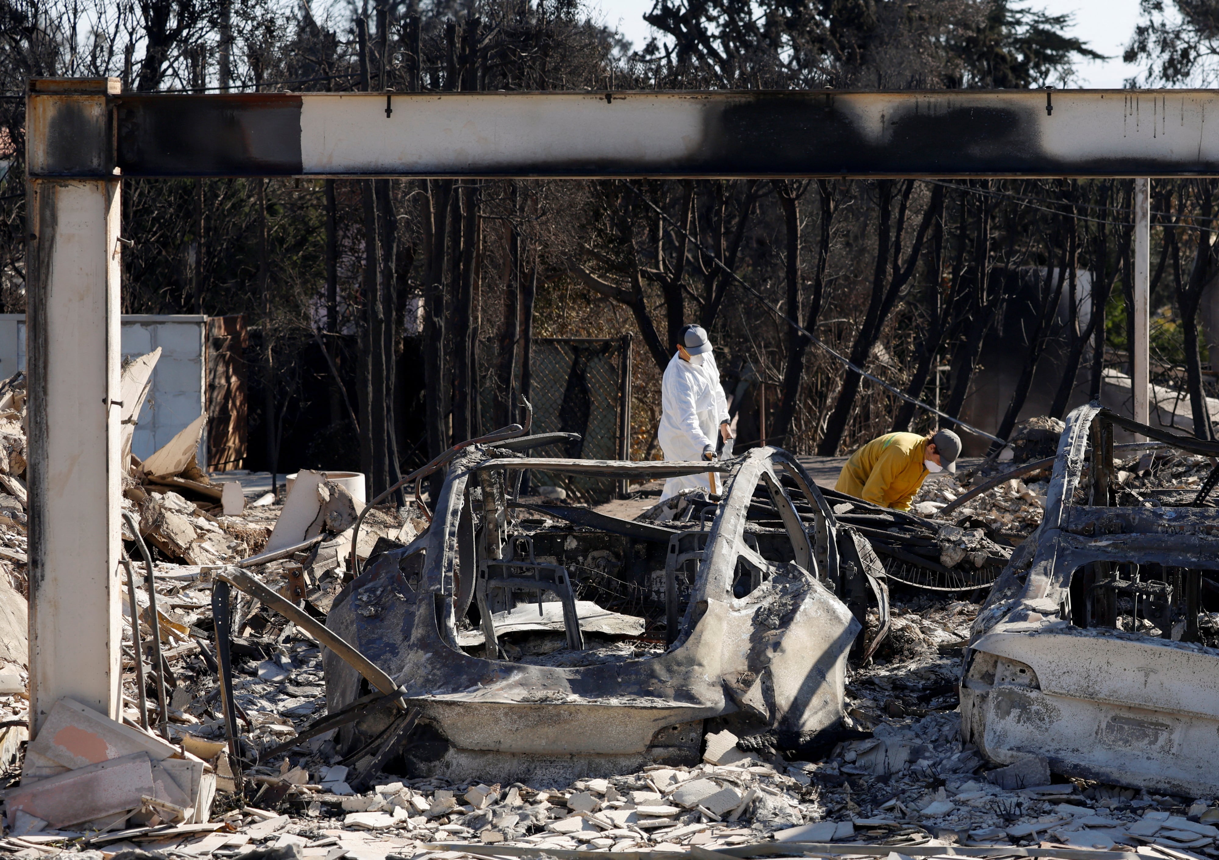 Los incendios de Eaton y Palisades dejaron 30 muertos en total y destruyeron más de 17.000 estructuras en Altadena, Pacific Palisades y sectores de Malibu (REUTERS/Daniel Dreifuss)