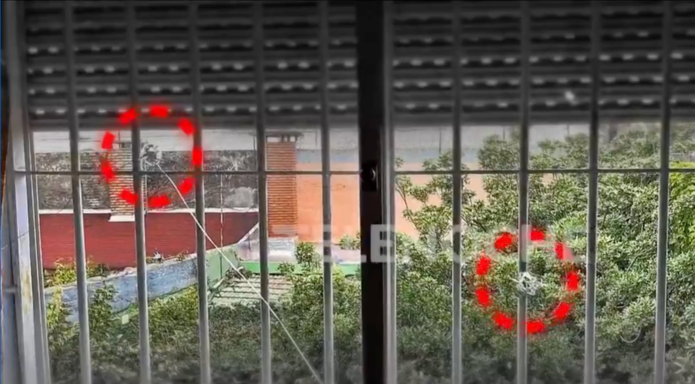 El atentado contra Mónica Ferrero provocó daños en la estructura de su vivienda (Captura Telenoche/Canal 4)