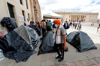 Indígenas permanecen hoy en carpas