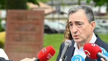 Moncloa se pone en contacto con Esteban tras la polémica por la foto falsa del PSE que le "faltaba al respeto"