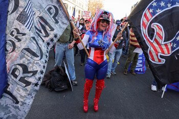 Una mujer disfrazada de Capitan America en la protesta por los resultados electorales. REUTERS/Jonathan Ernst