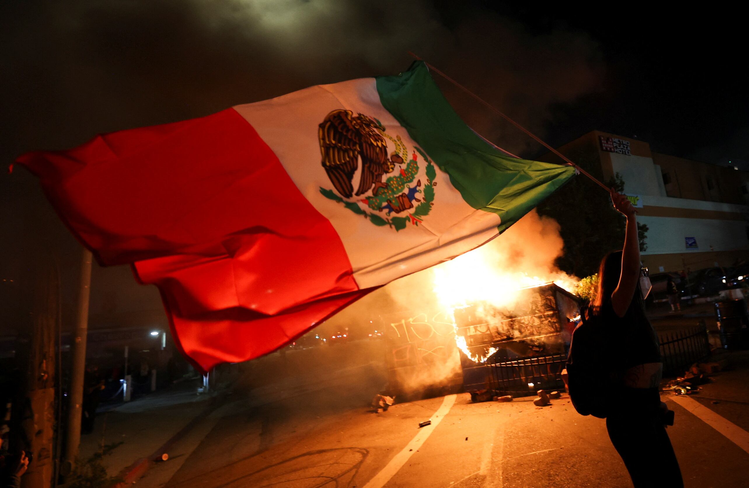 Las autoridades locales admitieron que la situación en las calles se ha vuelto “incontrolable” y que evaluarán solicitar el apoyo de la Guardia Nacional (REUTERS/Aude Guerrucci)