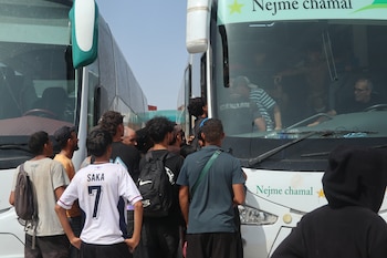 Varios migrantes en Castillejos regresan a sus ciudades en Marruecos. (EFE/Mohamed Siali)