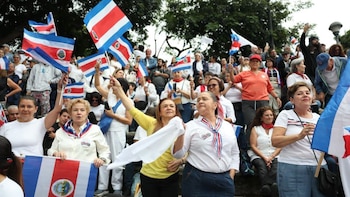 Costa Rica: manifestantes salen a las calles para defender la democracia y el Poder Judicial