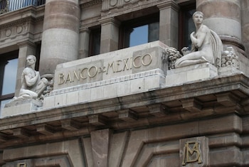Las monedas de oro y plata "oficiales" son autorizadas por Banxico (REUTERS/Henry Romero)
