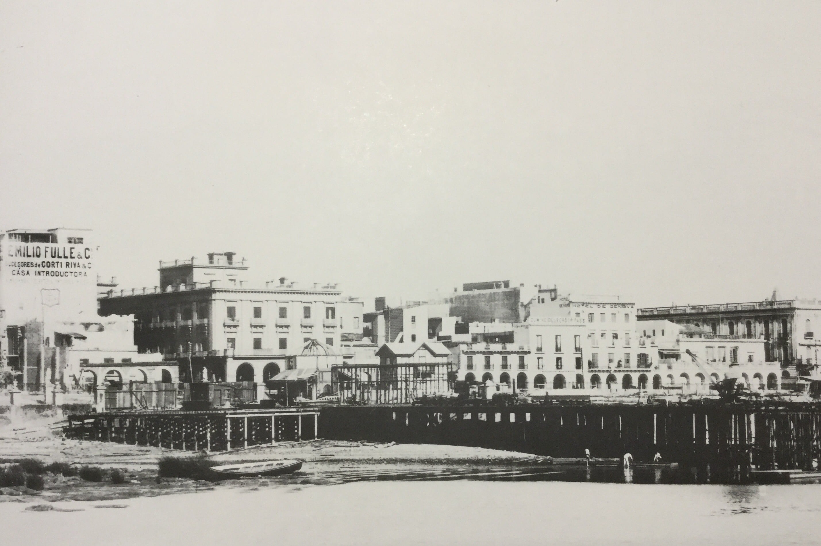 La construcción de Puerto Madero en la década de 1880 cambió la relación entre Buenos Aires y el Río de la Plata al levantar una barrera física sobre la costa histórica