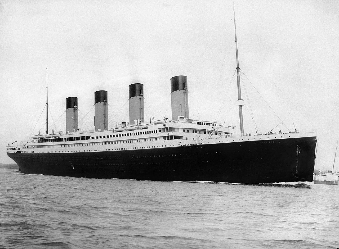 El Titanic chocó con un iceberg la noche del 14 de abril y se hundió unas horas después, en el Atlántico Norte, durante su viaje inaugural desde Southampton a Nueva York.