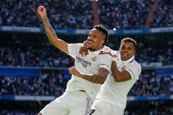 Eder Militao (izquierda) celebra con