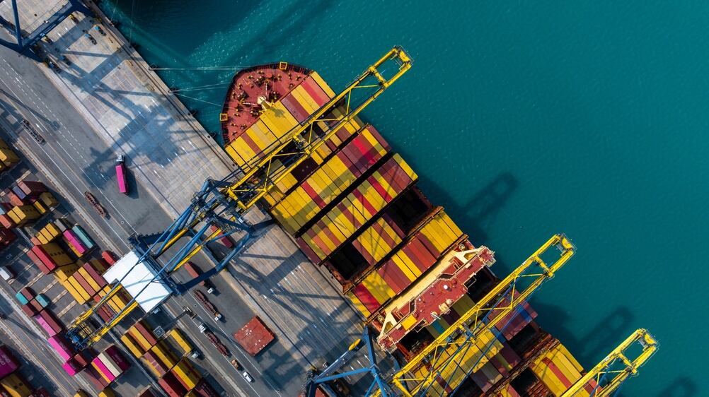 La recuperación comienza en el muelle, en el patio de contenedores, en la bodega, en la ruta marítima que asegura el abastecimiento cuando la carretera se vuelve incierta (Foto: Shutterstock)