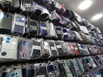 El golpe de las autoridades en la calle 13: más de 40.000 accesorios y celulares robados incautados en Bogotá - crédito MEBOG