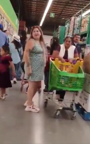 La escena quedó registrada en video y desató una ola de comentarios entre usuarios preocupados por la manipulación de productos alimenticios.