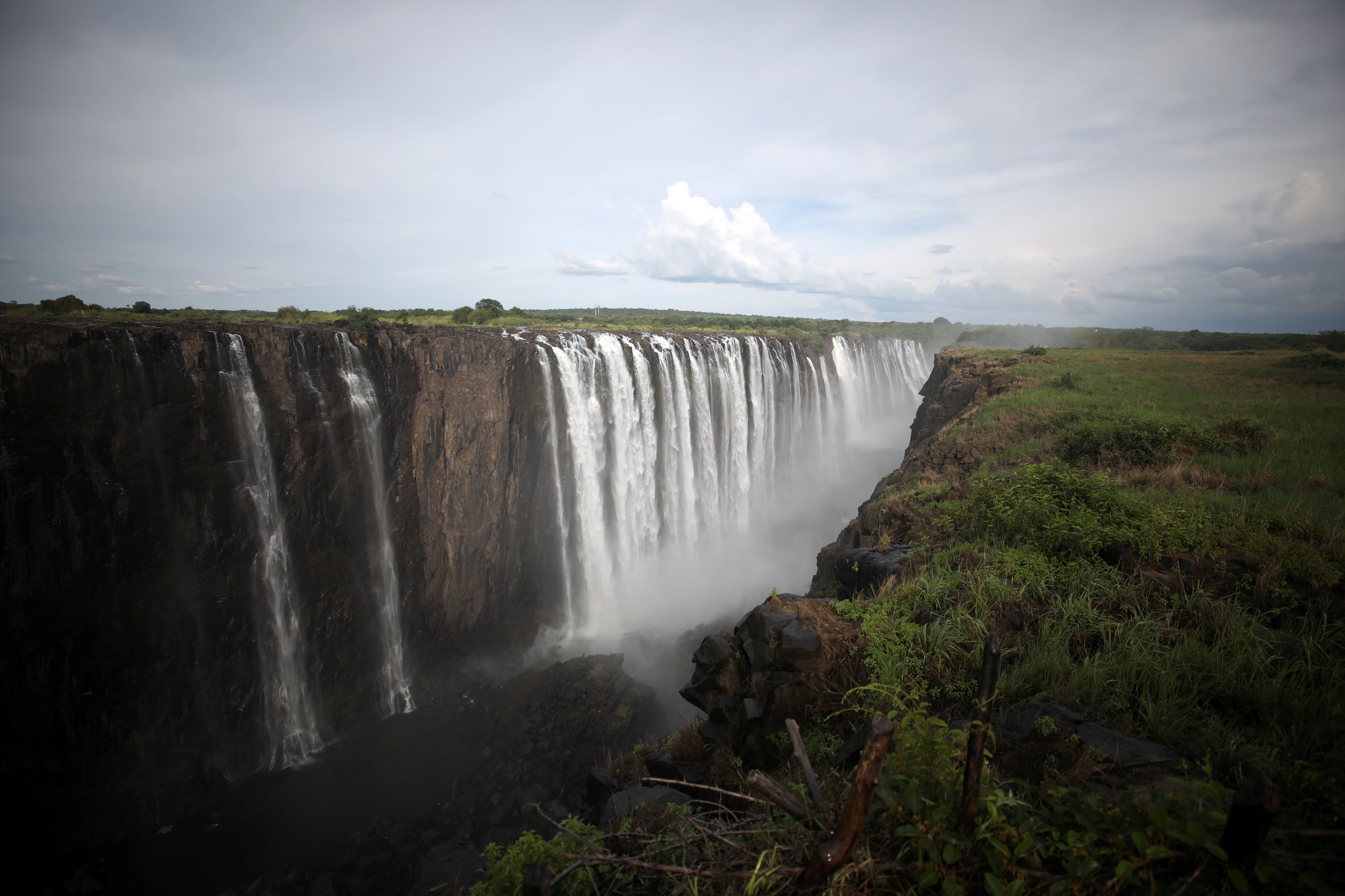 Las Cataratas Victoria en África caen por un abismo de más de cien metros y su nombre indígena significa el humo que truena por la columna de vapor (REUTERS/Staff)