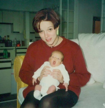 Charity junto a un Paris