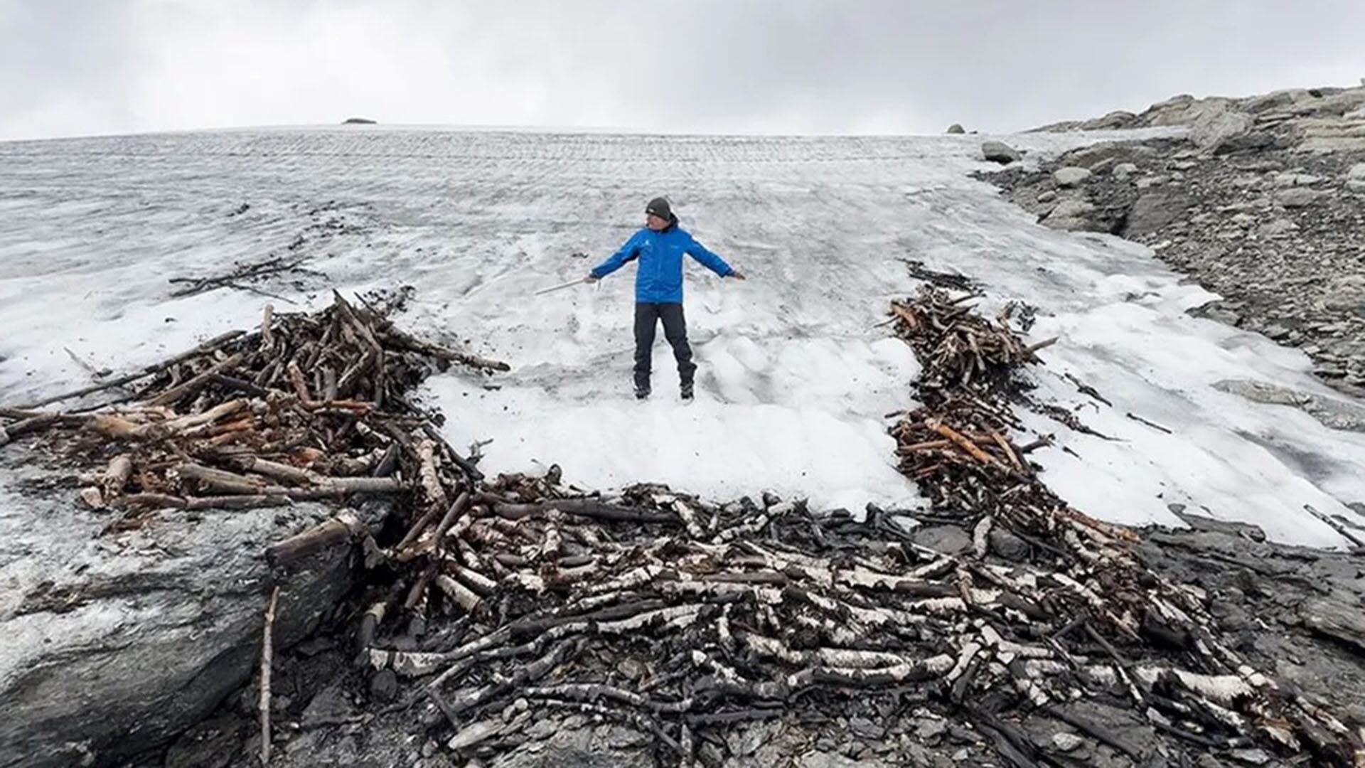 El sitio arqueológico, ubicado a 1.400 metros de altitud, permaneció oculto bajo el hielo hasta el reciente deshielo provocado por el cambio climático (University Museum of Bergen)