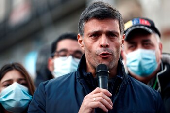 Fotografía tomada el pasado 6 de diciembre en la que se registró al líder opositor venezolano Leopoldo López, durante una marcha de protesta contra los recientes comicios legislativos en Venezuela, frente a la Puerta del Sol en Madrid (España). EFE/Mariscal