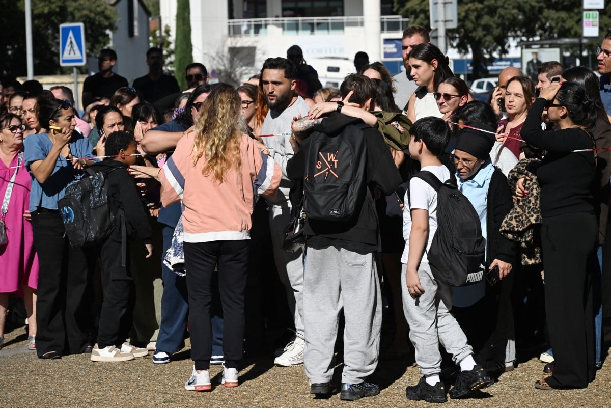 Estudiantes y familiares se concentran frente a la escuela secundaria Joseph-Lakanal de Aubagne tras un tiroteo en el que resultó herido el director del centro. (Miguel Medina/AFP)